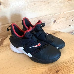 Nike Zoom boys basketball shoes 6 youth worn to one practice!